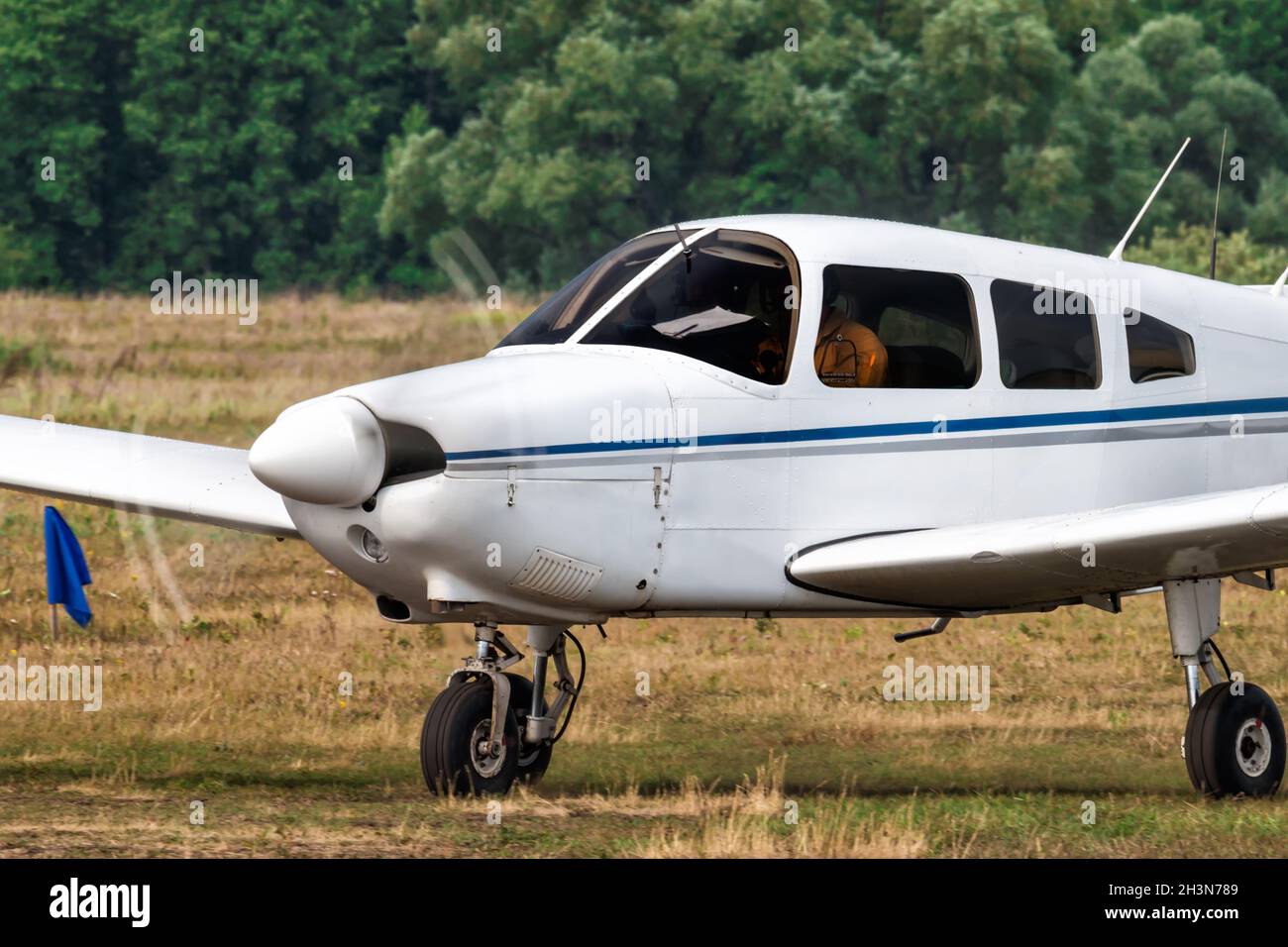 Private einmotorige kolbenbetriebene Flugzeuge Rollen auf dem Flugplatz Stockfoto