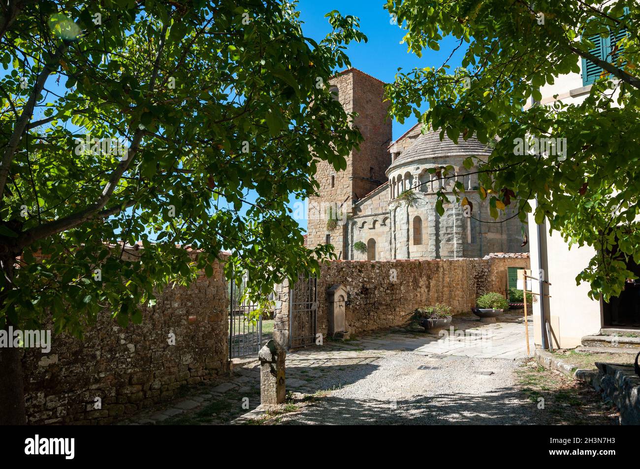 Gropina, Arezzo (Italien) - 2021, Oktober 17: Die Pfarrkirche San Piero ist eines der repräsentativsten Beispiele eines italienischen romanischen Architekten Stockfoto