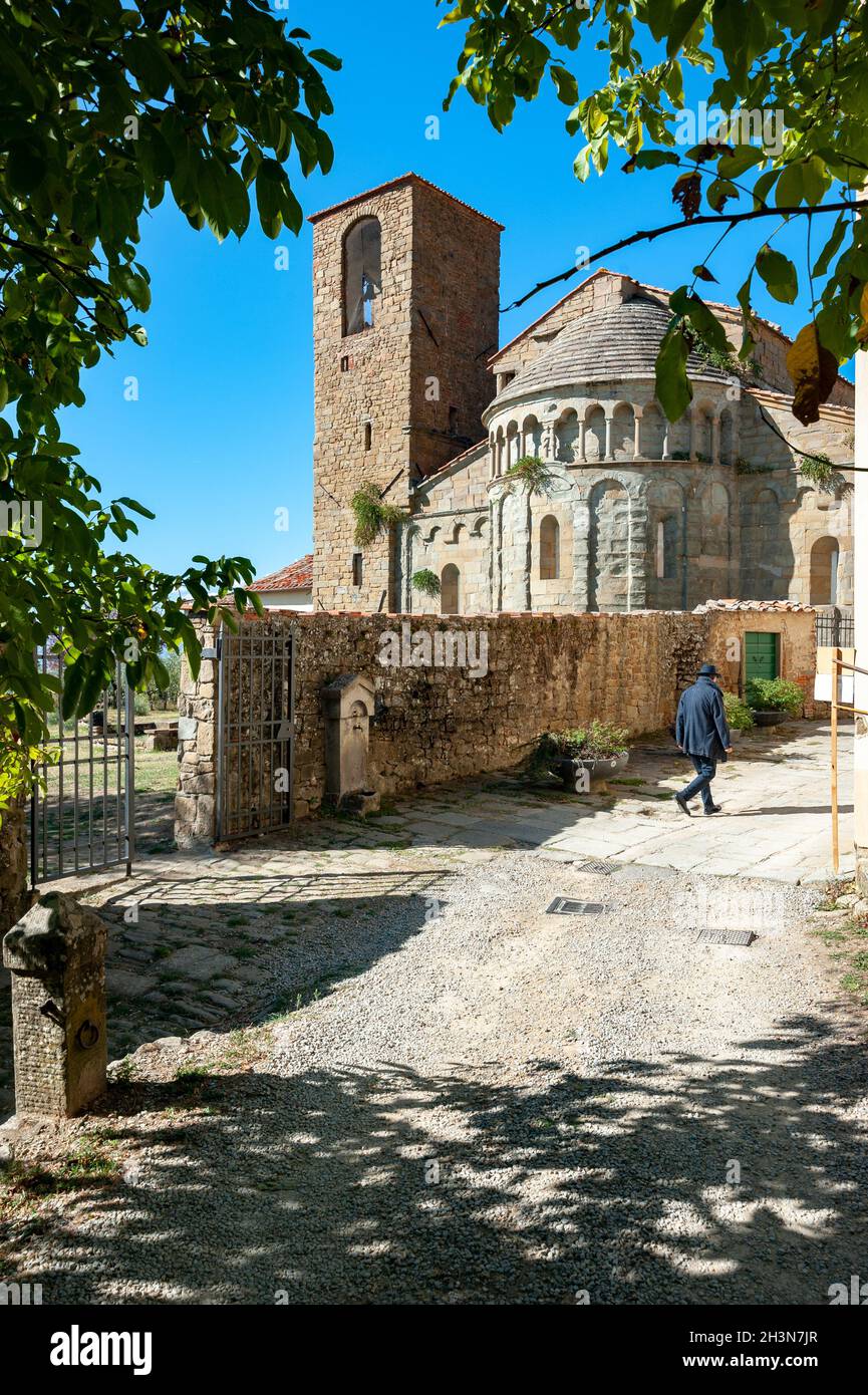 Gropina, Arezzo (Italien) - 2021, Oktober 17: Die Pfarrkirche San Piero ist eines der repräsentativsten Beispiele eines italienischen romanischen Architekten Stockfoto