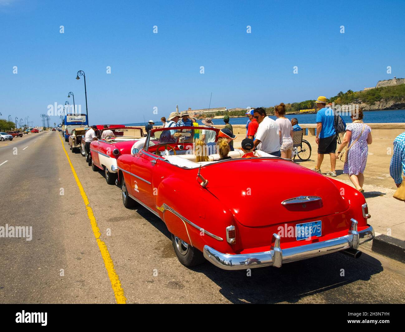 Oldtimer im Retro-Stil auf den Straßen von Havanna. Oldtimer auf den Straßen von Havanna. Stockfoto