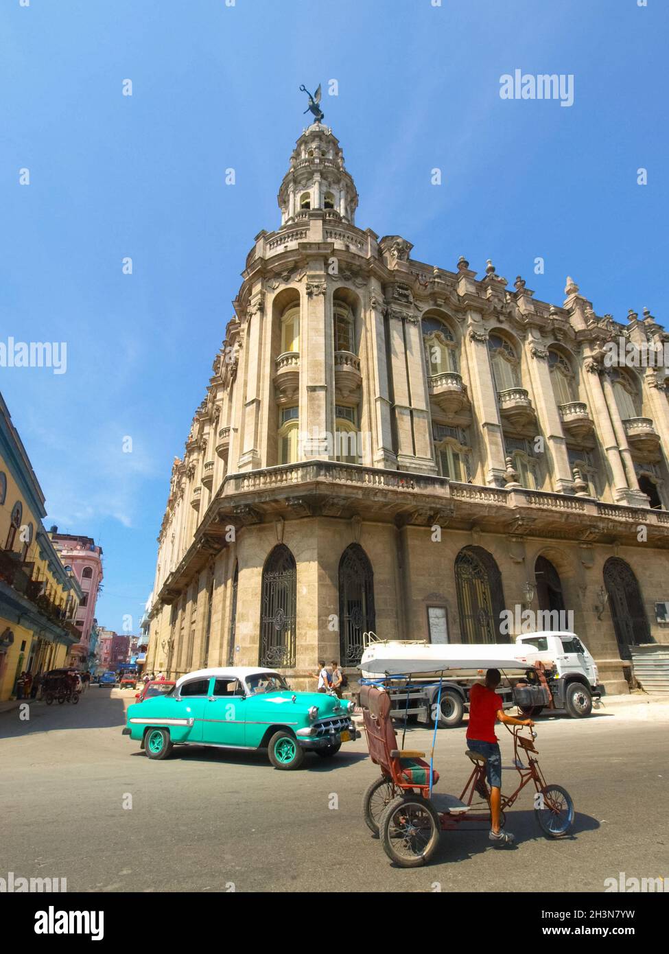 Oldtimer im Retro-Stil auf den Straßen von Havanna. Oldtimer auf den Straßen von Havanna. Stockfoto