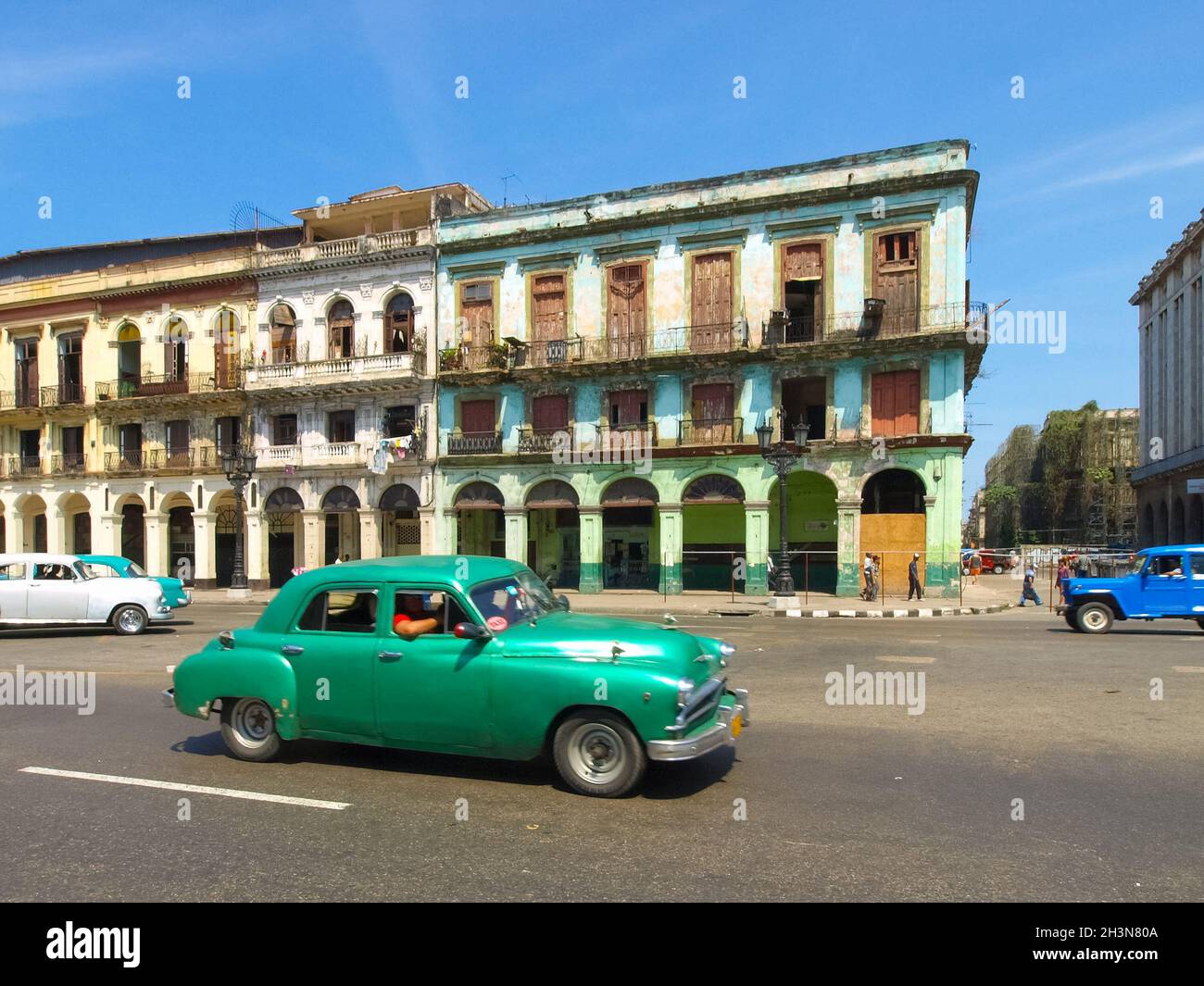 Oldtimer im Retro-Stil auf den Straßen von Havanna. Oldtimer auf den Straßen von Havanna. Stockfoto