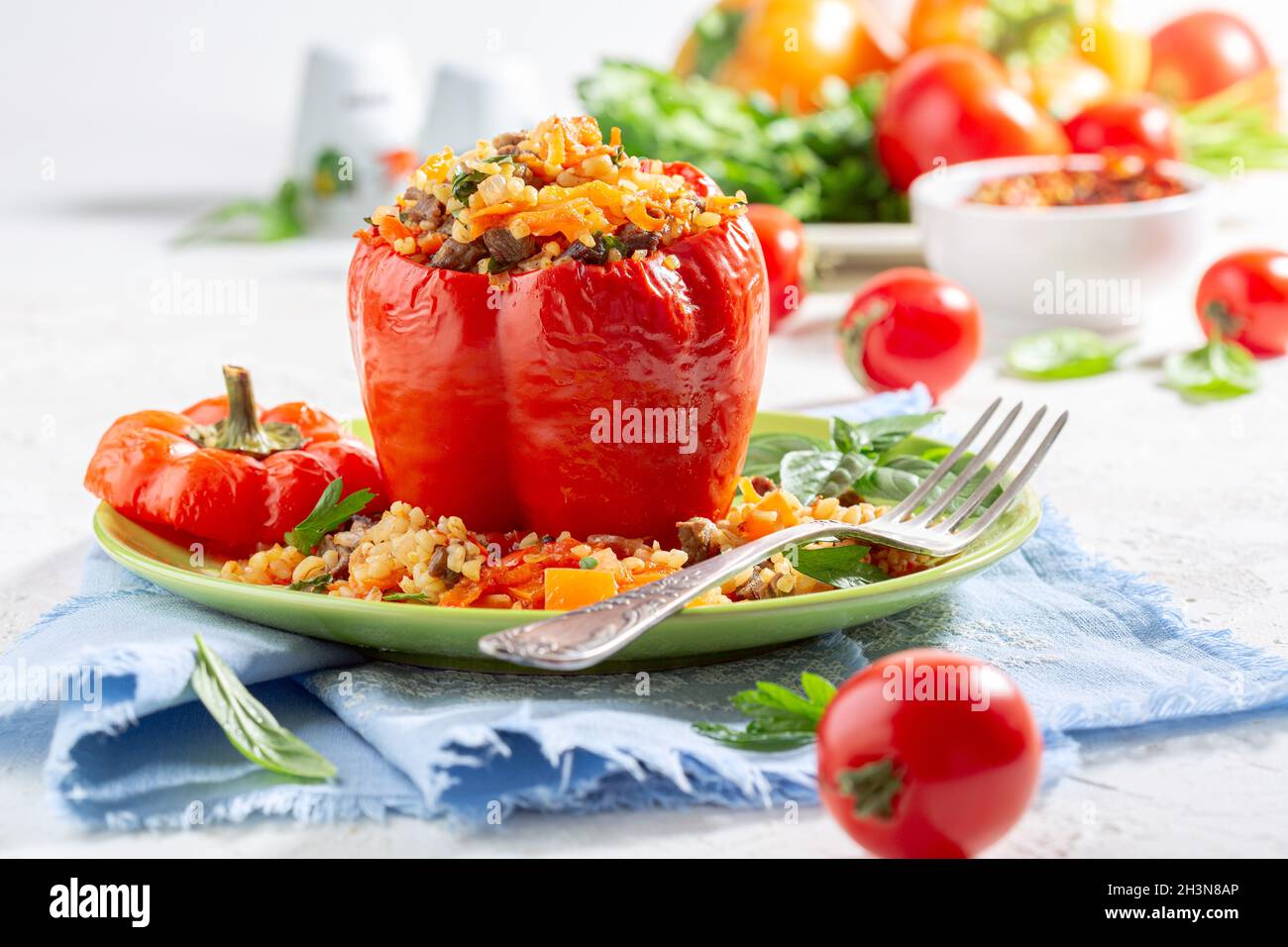 Paprika gefüllt mit Bulgur und Gemüse. Stockfoto