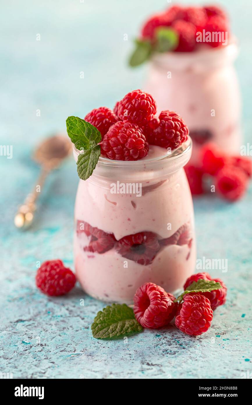 Gläser mit hausgemachtem Beerenjoghurt. Stockfoto