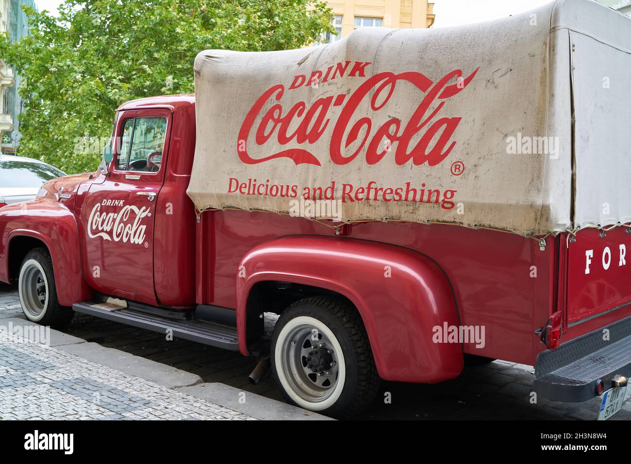 Alter Coca Cola LKW am Straßenrand in der Altstadt von Prag Stockfoto