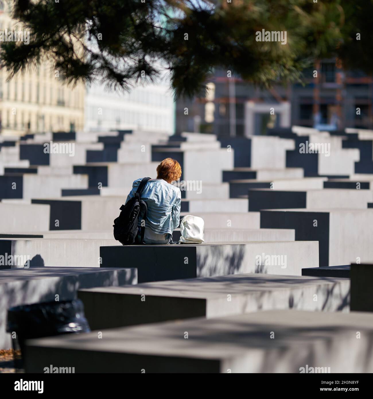 Weibliche Besucherin am Holocaust-Denkmal im Zentrum von Berlin Stockfoto