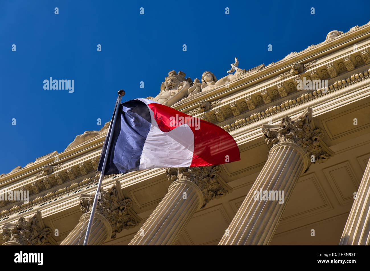 Flagge der Europäischen Union und Frankreichs mit neoklassizistischem Gebäude im Hintergrund Stockfoto