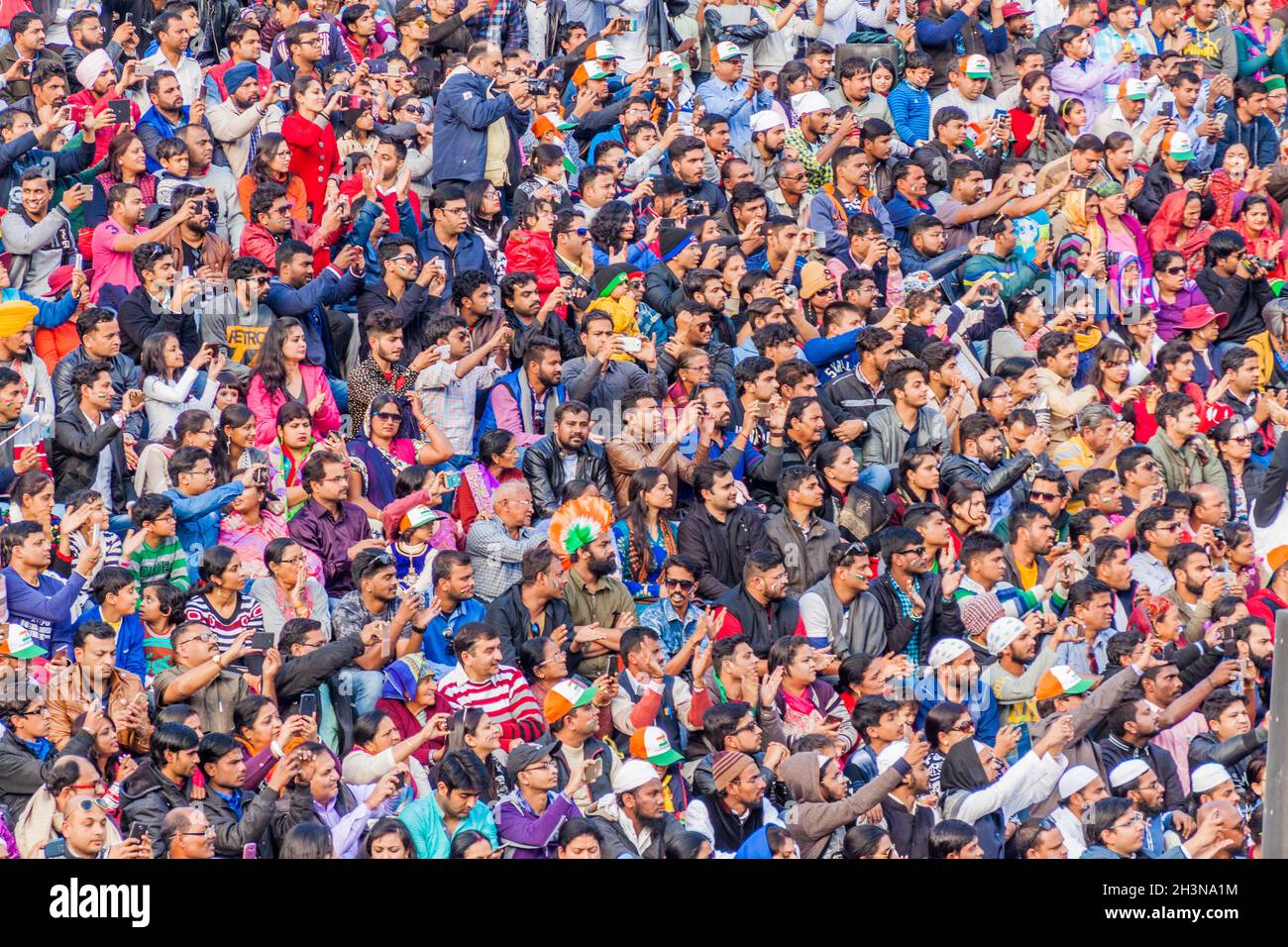 WAGAH, INDIEN - 26. JANUAR 2017: Zuschauer beobachten die Militärzeremonie an der indisch-pakistanischen Grenze in Wagah in Punjab, Indien. Stockfoto