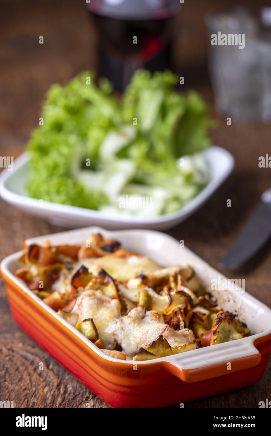 Pasta au Gratin auf dunklem Holz Stockfoto