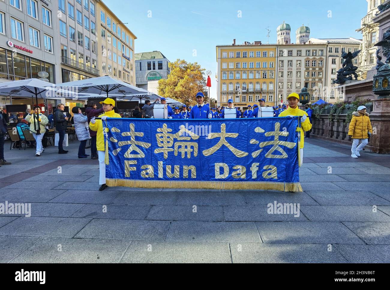München, Bayern, Deutschland. Okt. 2021. In einer Präsentation der internationalen Politik in Deutschland organisierte die Falun Dafa/Falun Gong 'Meditationsgruppe' in München eine große Demonstration gegen die Kommunistische Partei Chinas. Die Falun Gong- und Dafa-Gruppen werden auf der ganzen Welt, insbesondere in den Vereinigten Staaten, als "Kulte" mit der New Tang Dynasty Mediengruppe als eine Erweiterung von ihnen gesehen, die sich, während sie gegen die KPCh sind, mit antidemokratischen, Verschwörungen, weit- und rechtsextremen Bewegungen im Westen ausrichtet. Kredit: ZUMA Press, Inc./Alamy Live Nachrichten Stockfoto
