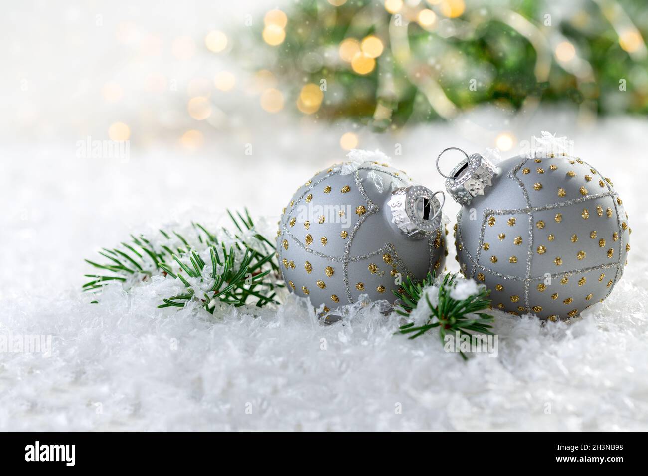 Komposition mit zwei silbernen Weihnachtskugeln. Stockfoto
