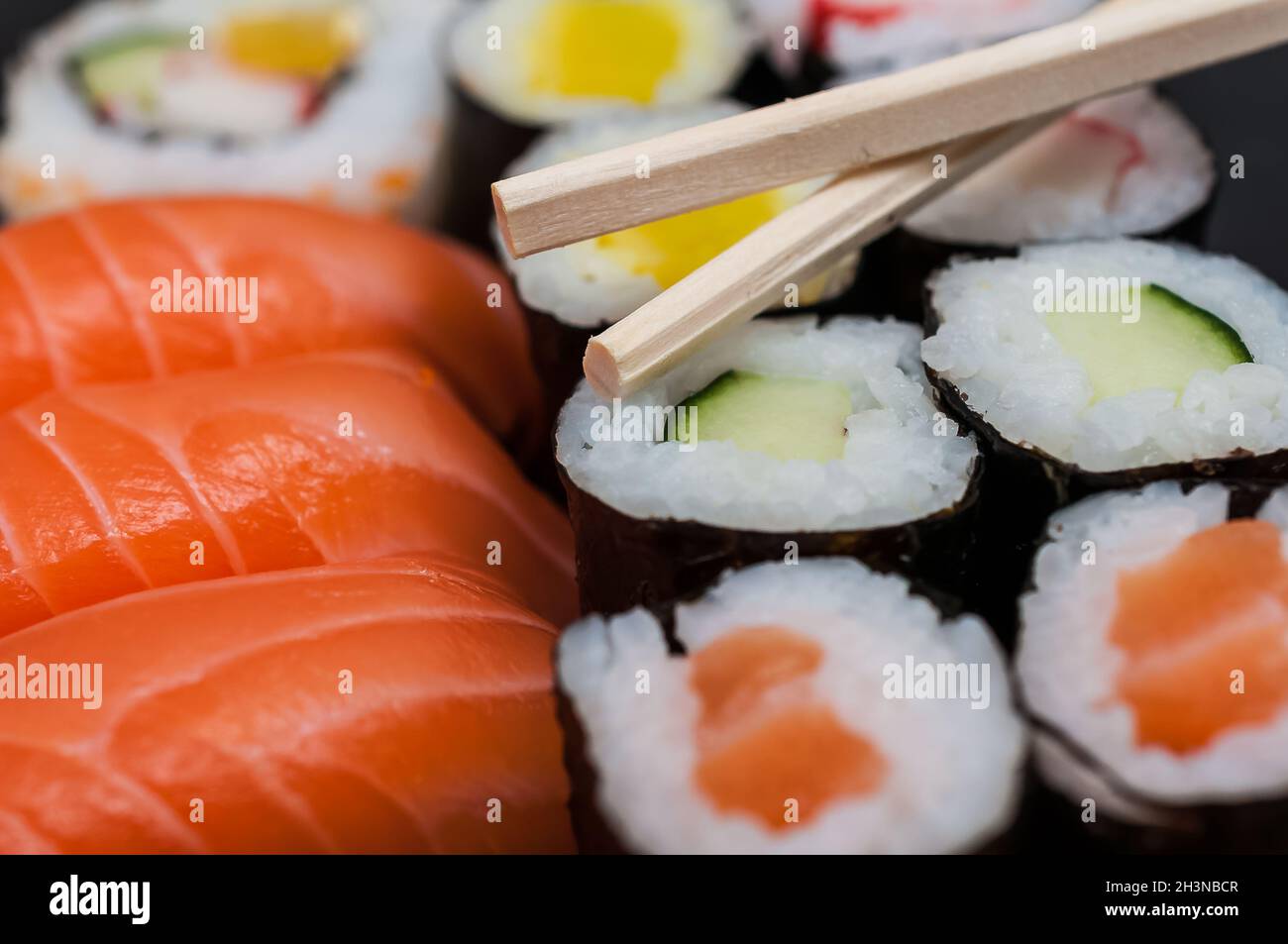 Viele Sushi mit Lachs auf Stein Stockfoto