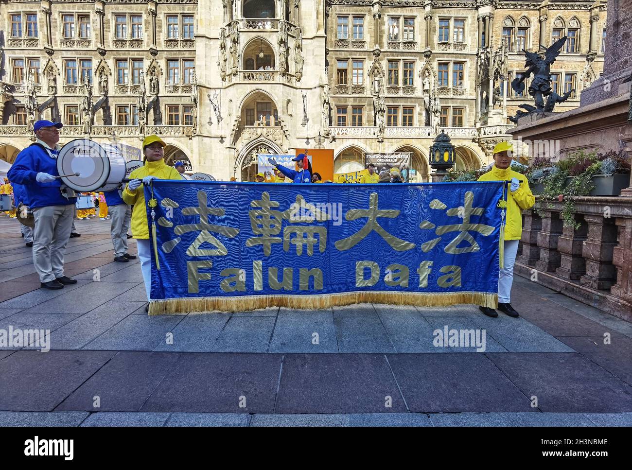 München, Bayern, Deutschland. Okt. 2021. In einer Präsentation der internationalen Politik in Deutschland organisierte die Falun Dafa/Falun Gong 'Meditationsgruppe' in München eine große Demonstration gegen die Kommunistische Partei Chinas. Die Falun Gong- und Dafa-Gruppen werden auf der ganzen Welt, insbesondere in den Vereinigten Staaten, als "Kulte" mit der New Tang Dynasty Mediengruppe als eine Erweiterung von ihnen gesehen, die sich, während sie gegen die KPCh sind, mit antidemokratischen, Verschwörungen, weit- und rechtsextremen Bewegungen im Westen ausrichtet. Kredit: ZUMA Press, Inc./Alamy Live Nachrichten Stockfoto
