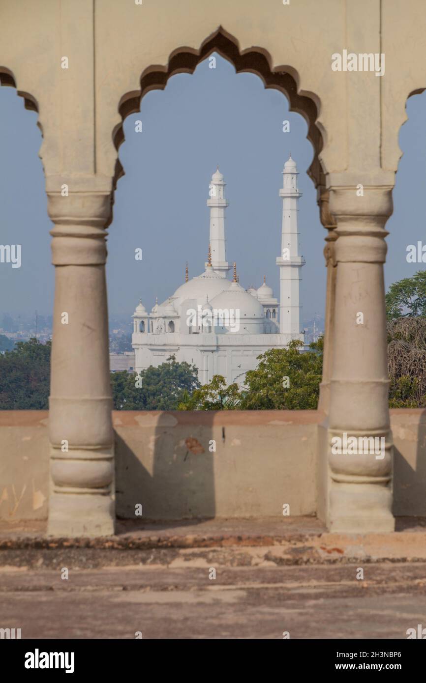 Ansicht der Teele Wali Moschee von Bara Imambara in Lucknow, Bundesstaat Uttar Pradesh, Indien Stockfoto