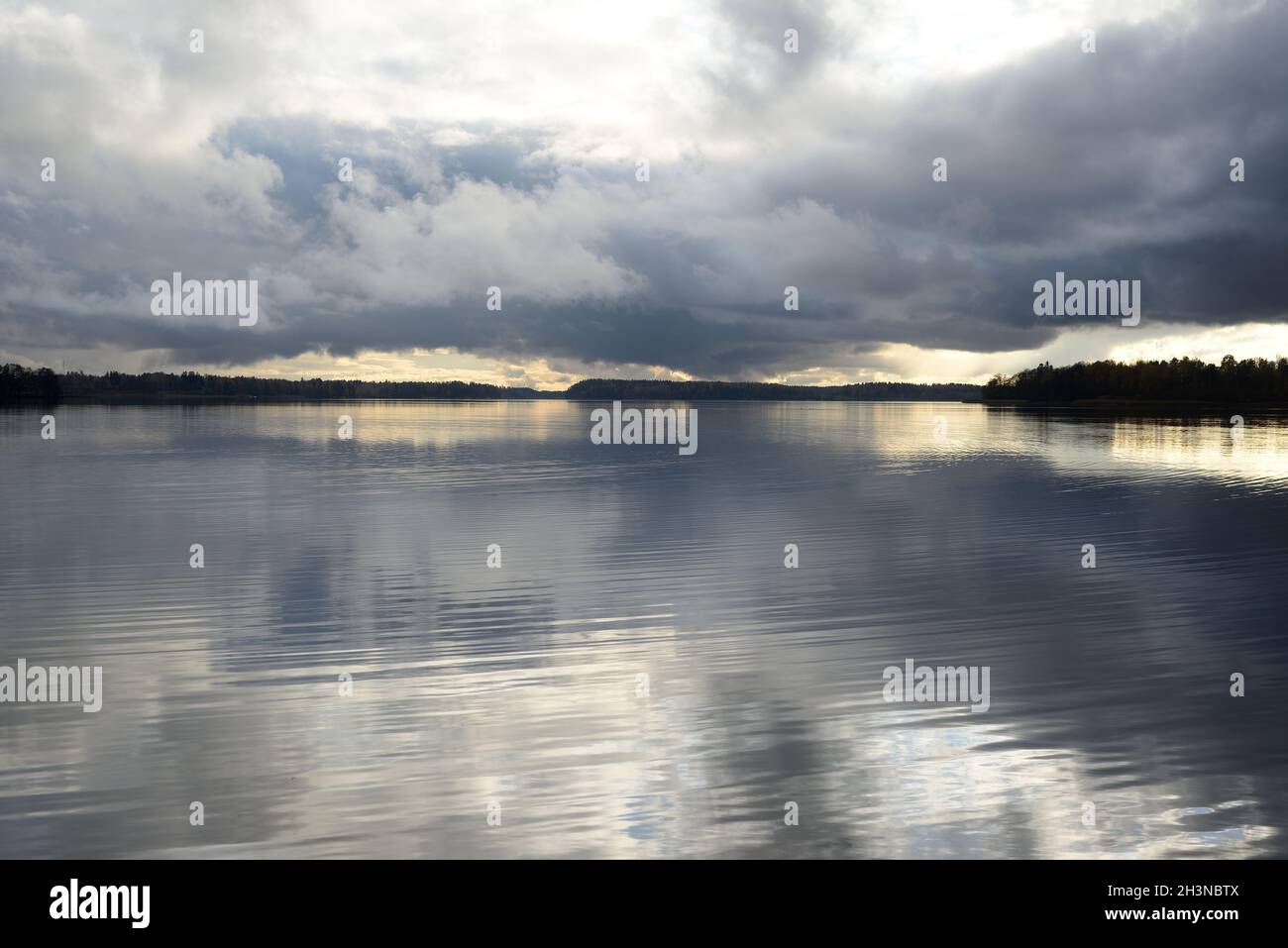 Dramatische Wolken spiegelten sich im Wasser des Tuusula-Sees in Finnland wider Stockfoto
