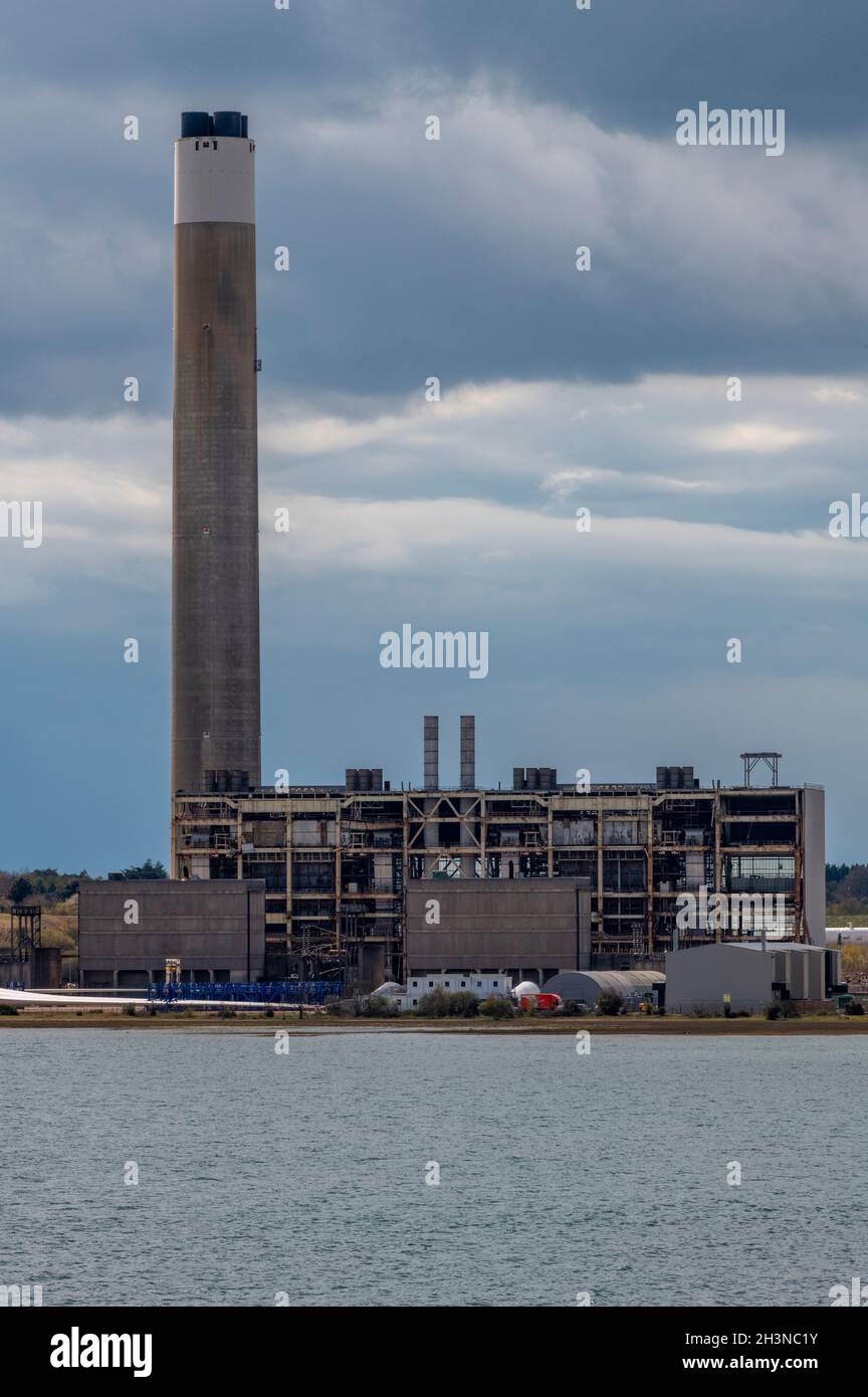 fawley Kraftwerk Schornstein, fawley Raffinerie, Abriss, Zerstörung, Brennstoffe, Abriss, Verfall, Abbau, Gebäude, 1970er-Jahre-Architektur. Stockfoto