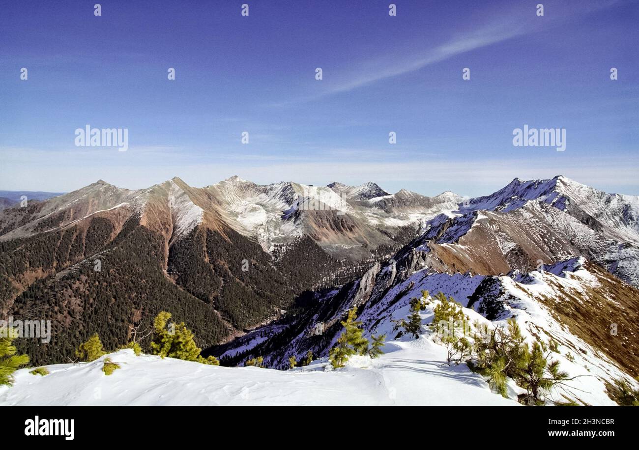 Mount Sayan im Winter im Schnee. Die Natur der Berge ist sayan. Stockfoto