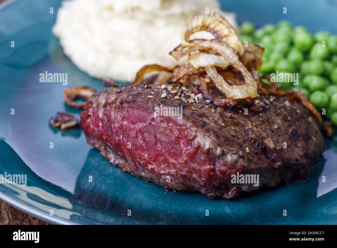 Gegrilltes Steak mit gerösteten Zwiebeln Stockfoto