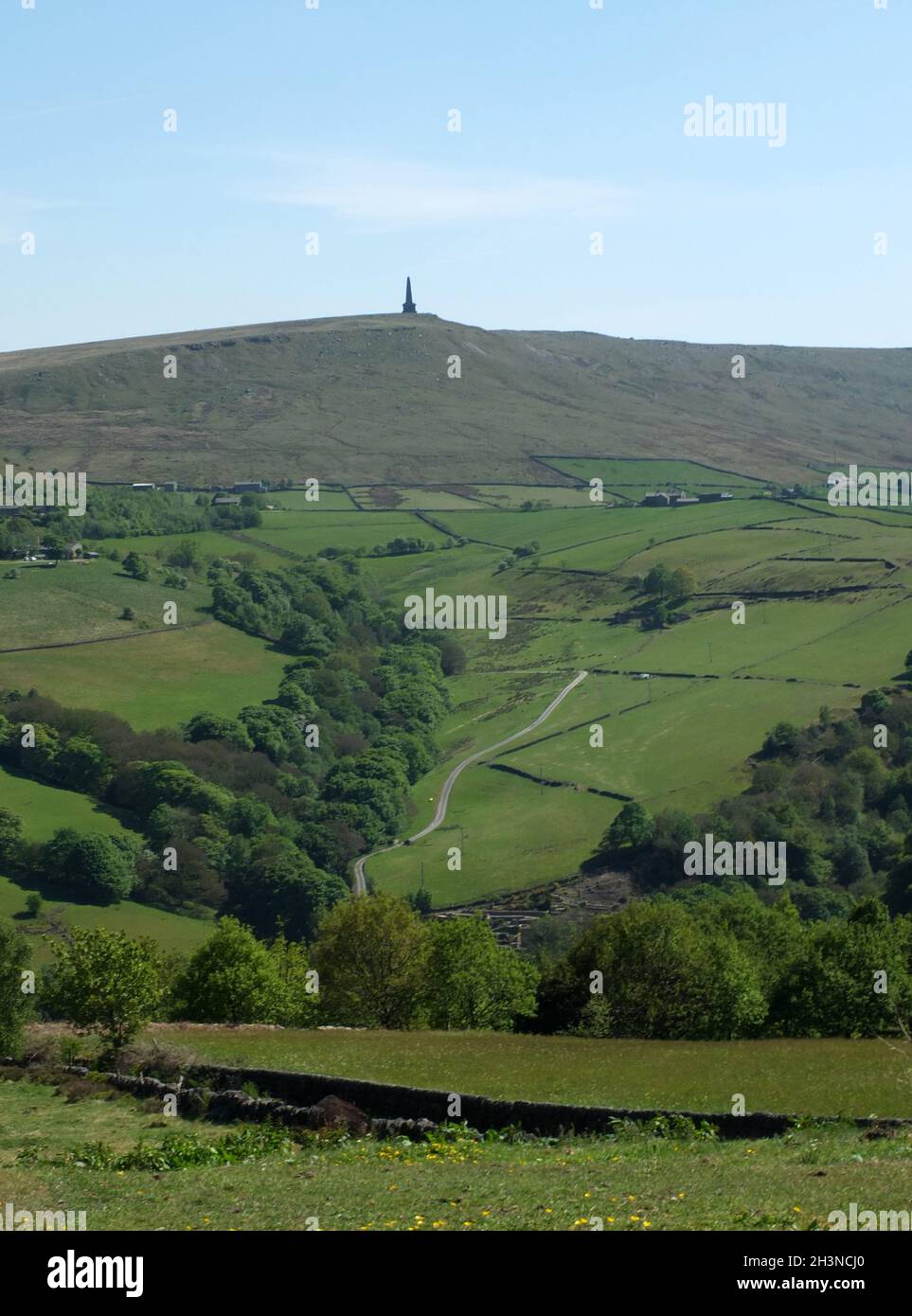 Stoodley Hecht Moor und Monument in calderdale West yorkshire Landschaft umgeben Felder und Wälder Stockfoto