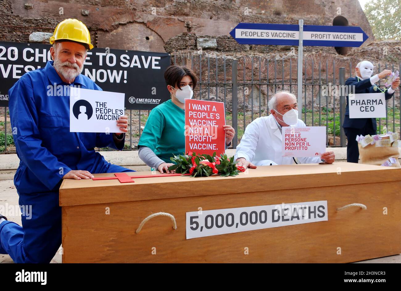 Rom, Italien. Okt. 2021. Die People's Vaccine Alliance führt am 29. Oktober 2021 in Rom, Italien, eine Sitzvereine durch. PVA, eine Koalition aus mehr als 75 Organisationen, darunter Oxfam, Amnesty International, die Afrikanische Allianz, UNAIDS und Global Justice Now, fordert die Staats- und Regierungschefs der G20 auf, die globale Versorgungsengpässe durch Verzicht auf geistiges Eigentum und den Austausch von Technologien für COVID-19-Impfstoffe, -Diagnostika und -Behandlungen zu beheben. (Foto: Elisa Gestri/Sipa USA) Quelle: SIPA USA/Alamy Live News Stockfoto