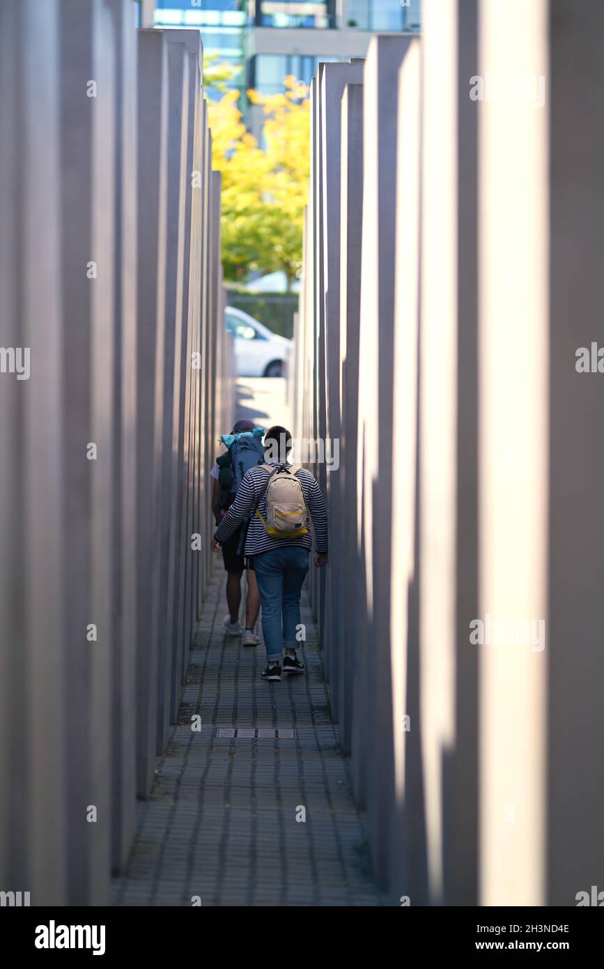 Besucher am Holocaust-Mahnmal im Zentrum Berlins Stockfoto