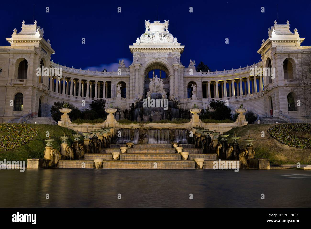 Palais Longchamp bei Nacht, berühmtes historisches Gebäude in Marseille, Frankreich Stockfoto