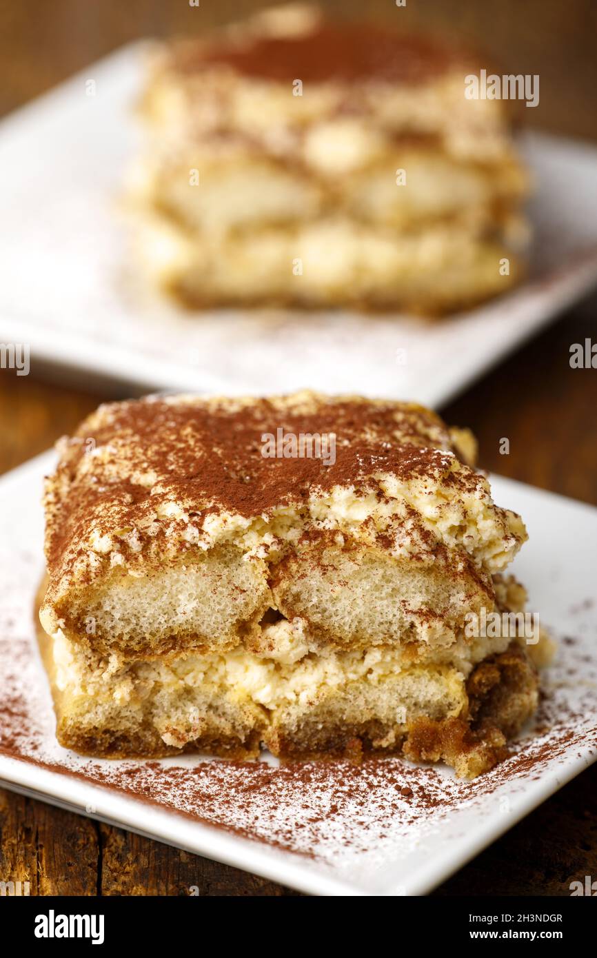 Tiramisu auf weißen Tellern Stockfoto