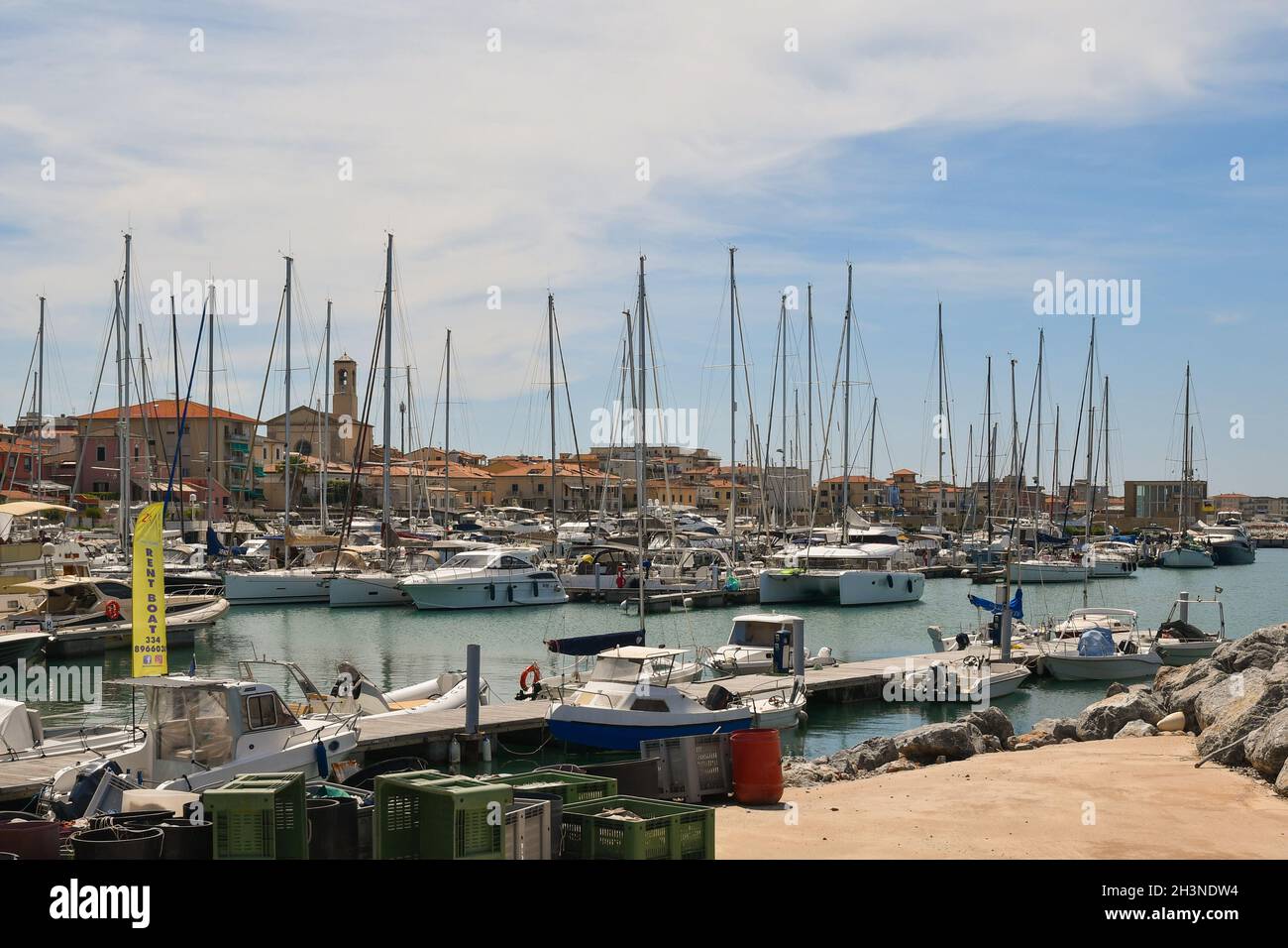 Panoramafenblick auf den Touristenhafen des Fischerdorfes an der toskanischen Küste im Sommer, San Vincenzo, Livorno, Toskana, Italien Stockfoto