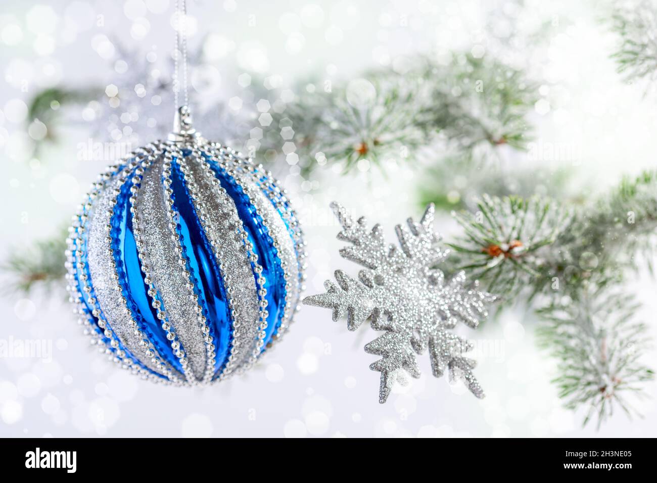 Weihnachten oder Winter Hintergrund mit einem blauen Ball. Stockfoto