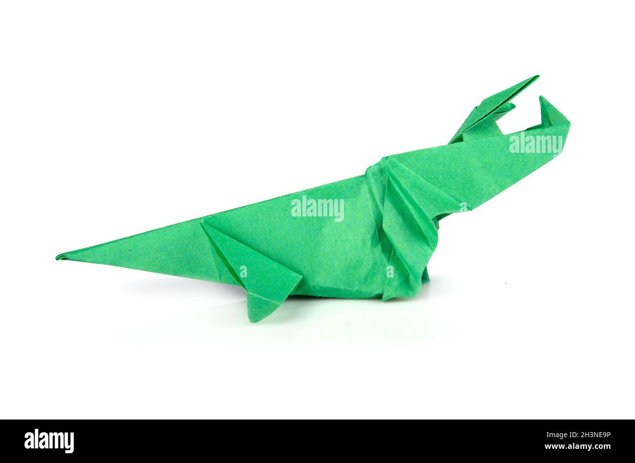 Grünes Origami Triceratops isoliert auf weißem Hintergrund Stockfoto