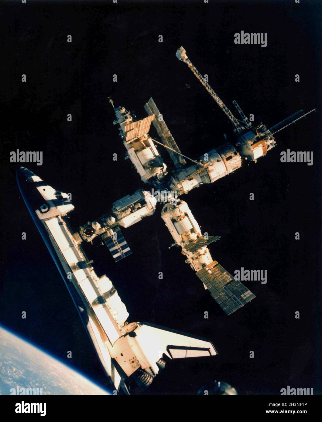 ERDORBIT - 04. Juli 1995 - das Space Shuttle Atlantis ist noch immer mit der russischen mir-Raumstation verbunden - zum ersten Mal. Kosmonauten Solovjuv und BU Stockfoto