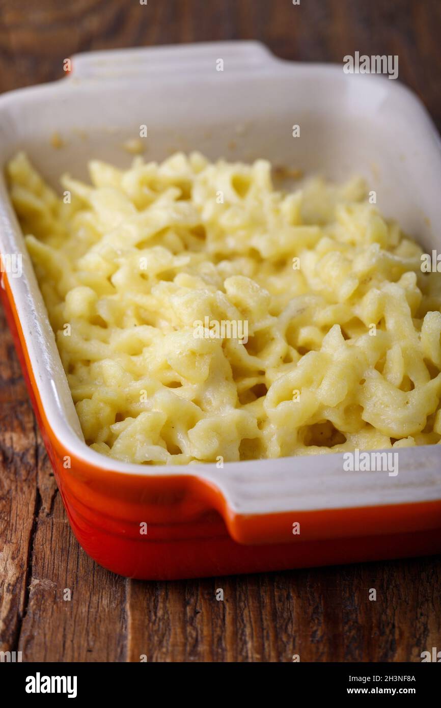 Schwäbischer Spätzle mit Käse Stockfoto