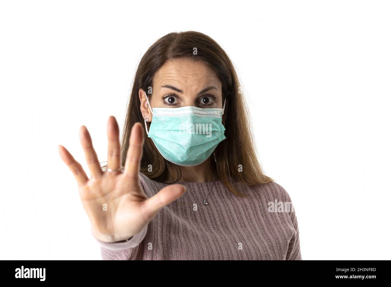 Verängstigte Frau mit einer Maske auf Weiß Stockfoto