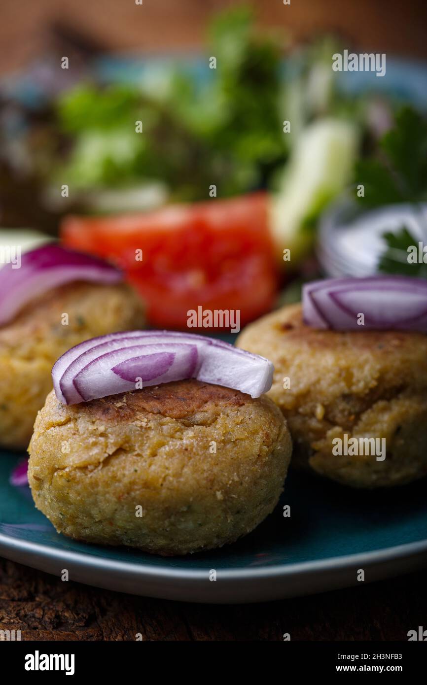Falafel mit Zwiebeln Stockfoto