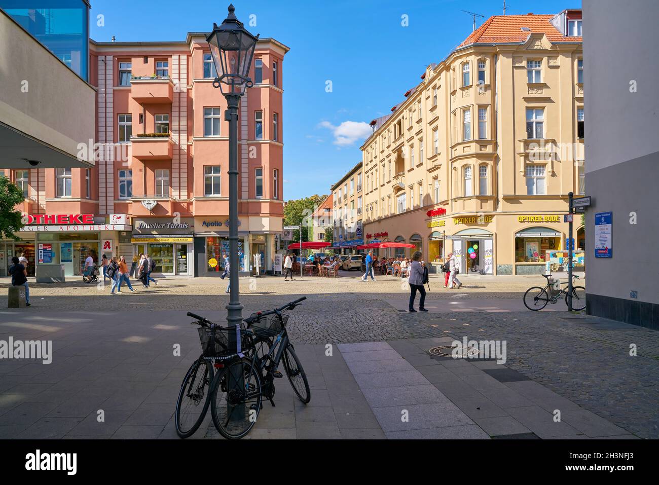 Einkaufsstraße in der beliebten Altstadt von Berlin-Spandau Deutschland Stockfoto