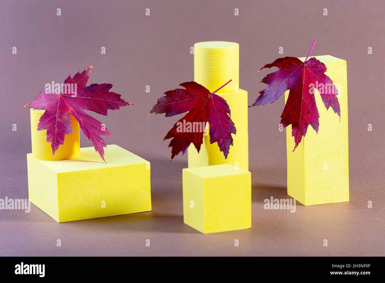 Abstrakter Hintergrund mit gelben geometrischen Objekten. Stockfoto