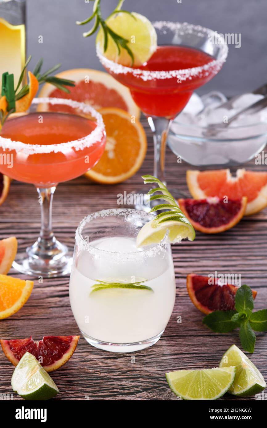 Getränke und Cocktails mit verschiedenen Zitrusfrüchten auf Tequila-Basis Stockfoto