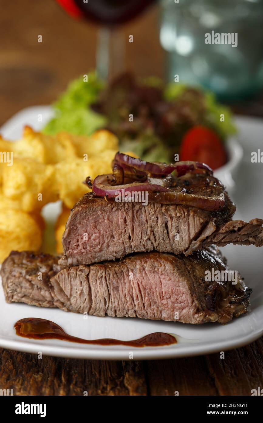 Steak Scheiben auf einem Teller Stockfoto