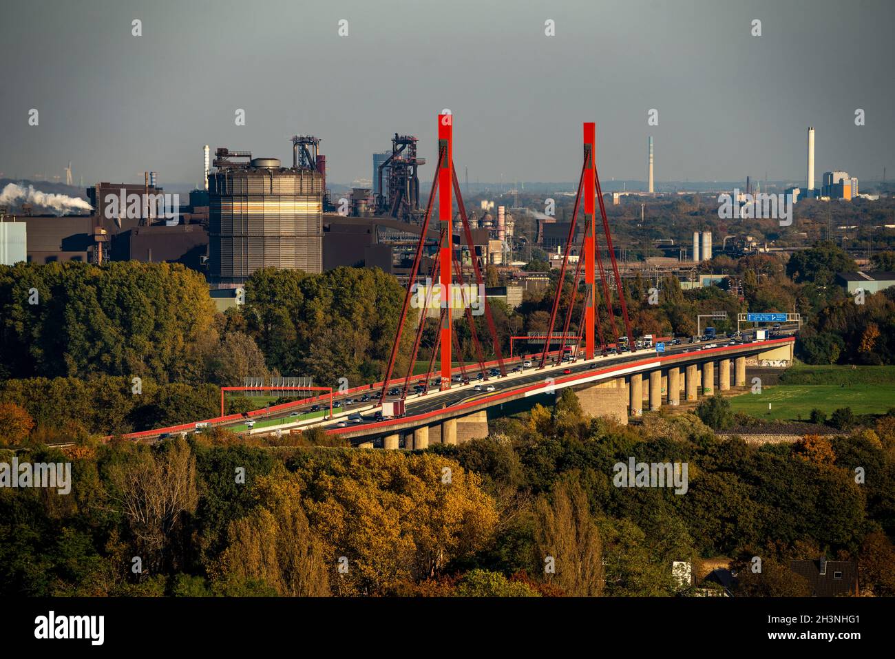 Autobahnbrücke der A42 über den Rhein bei Duisburg Beeckerwerth, thyssenkrupp Stahlwerk, Hochöfen, Duisburg, NRW, Deutschland Stockfoto