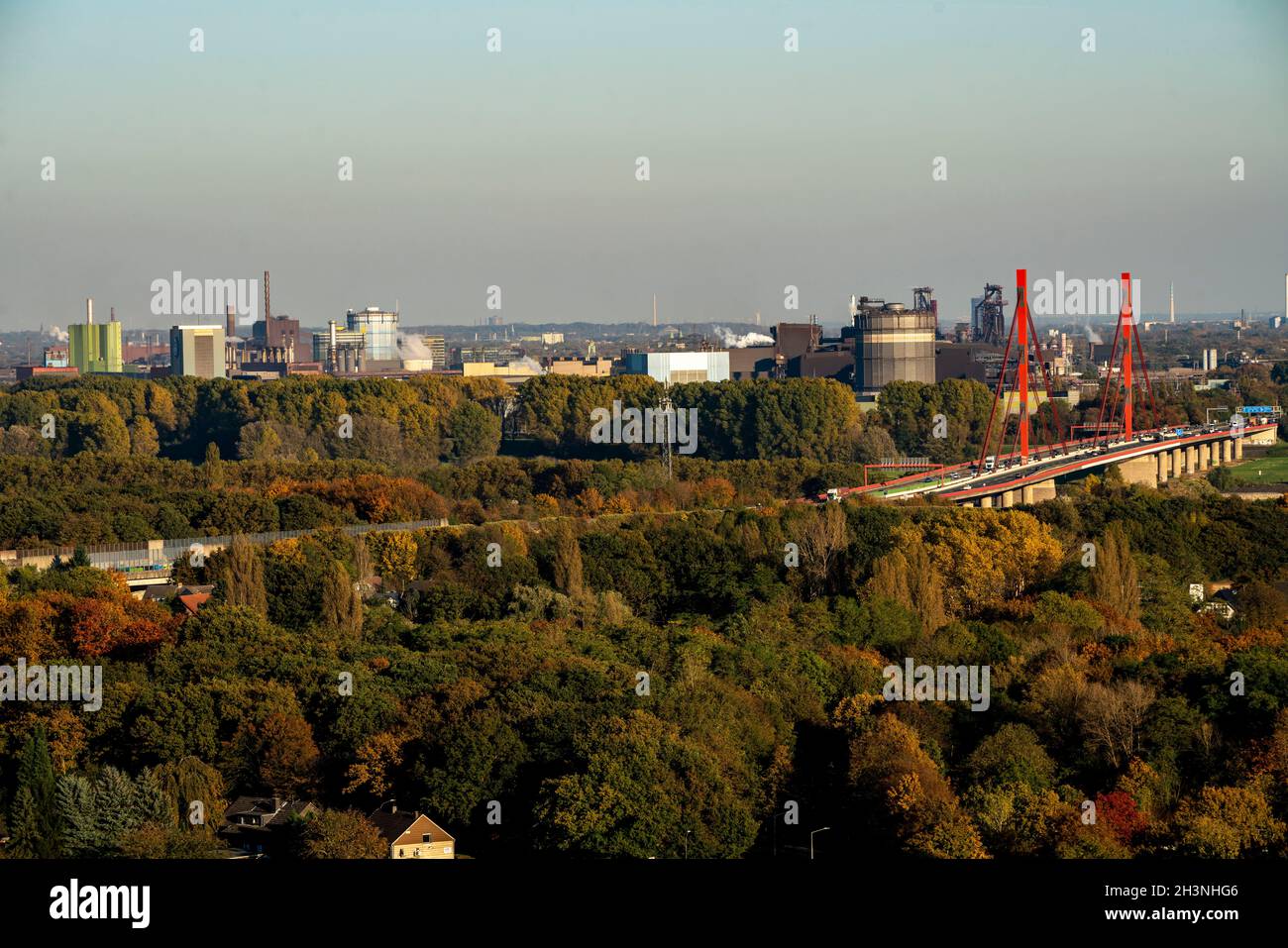 Autobahnbrücke der A42 über den Rhein bei Duisburg Beeckerwerth, thyssenkrupp Stahlwerk, Hochöfen, Duisburg, NRW, Deutschland Stockfoto