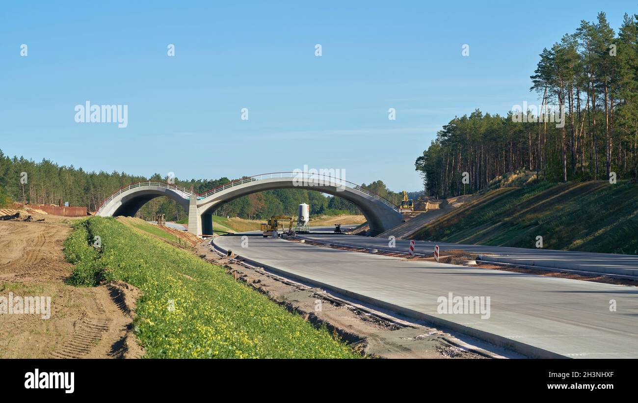 Bau einer grünen Brücke zur Überquerung der Autobahn durch Tiere auf der neuen Autobahn A14 Stockfoto