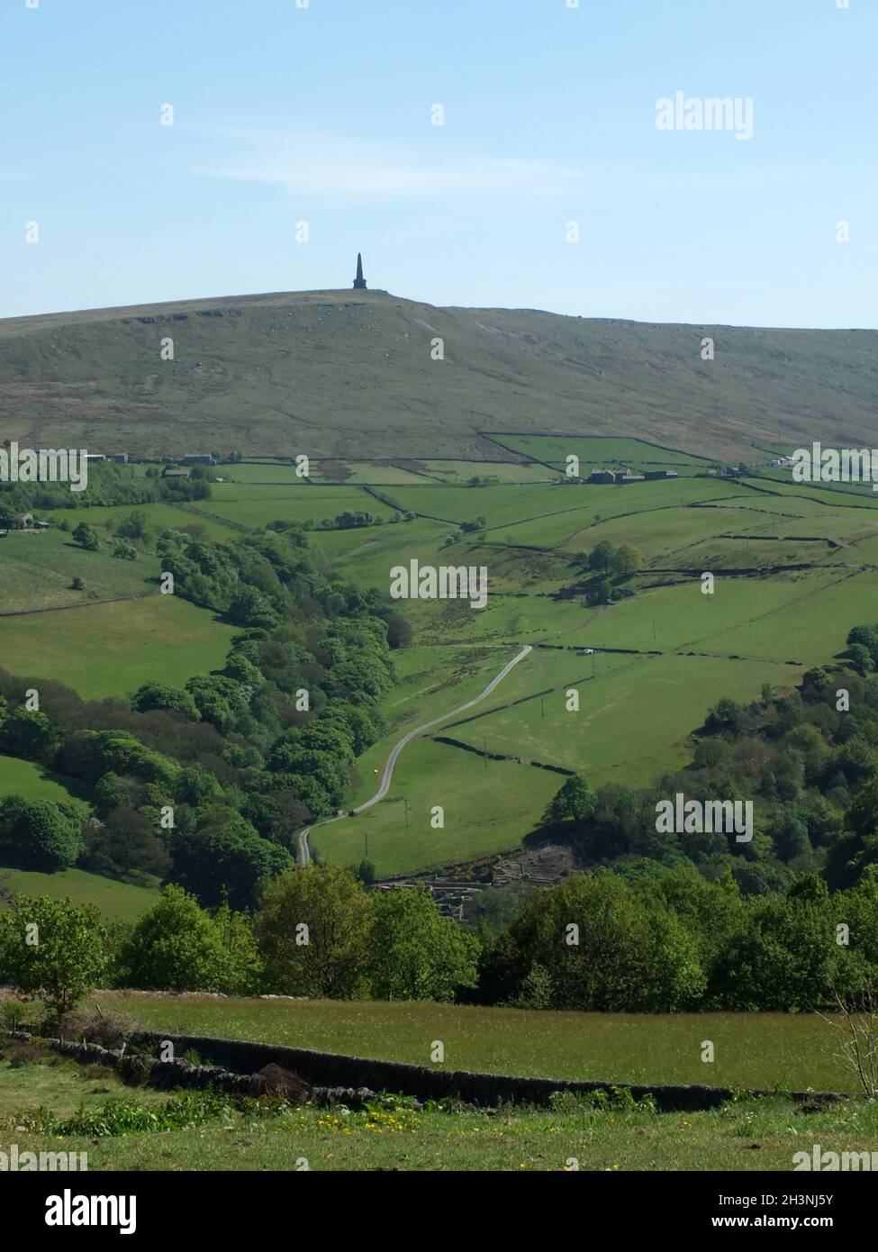 Stoodley Hecht Moor und Monument in calderdale West yorkshire Landschaft umgeben Felder und Wälder Stockfoto