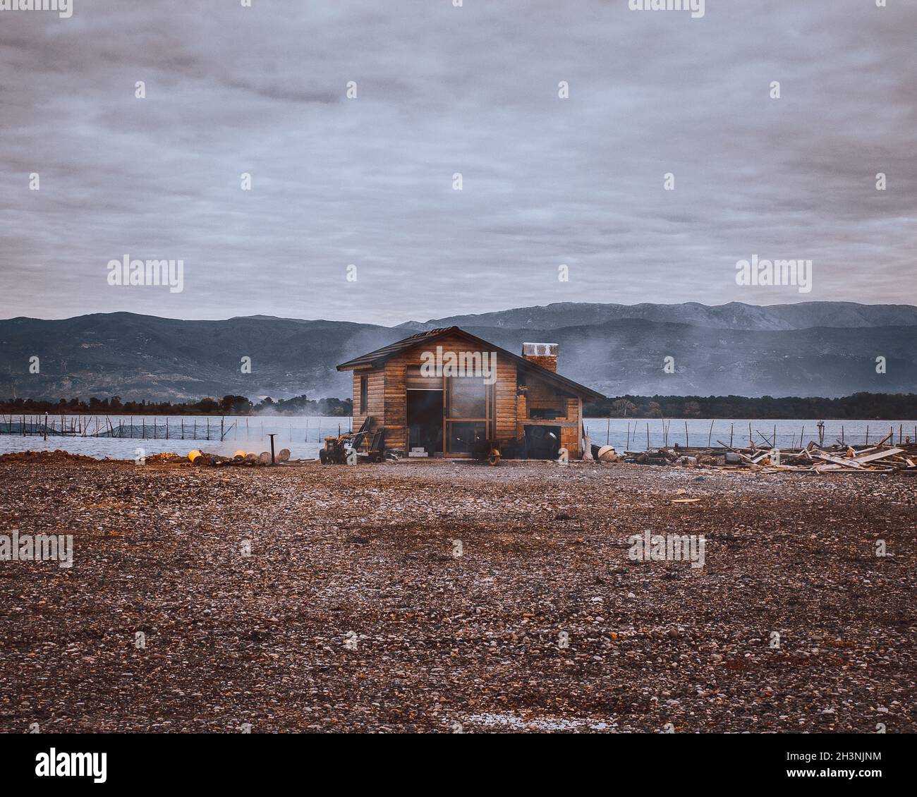 Winter kleines Haus im Nebel Stockfoto