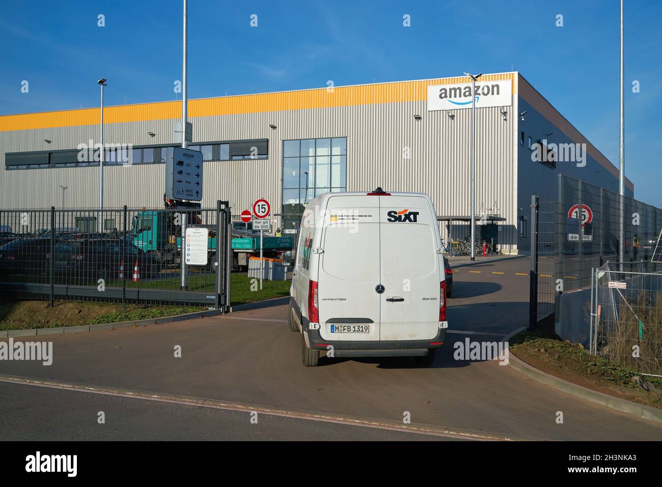 Distributionslager des Online-Versandunternehmens Amazon in einem Industriepark in Magdeburg Stockfoto