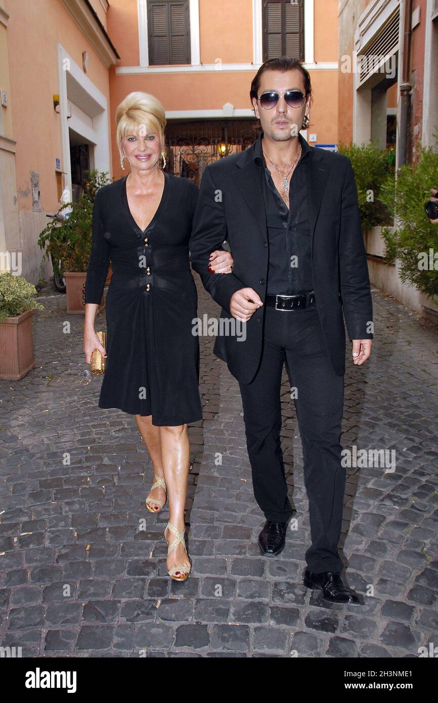 Romaivana trump con rossano rubicondi passeggiano per roma - passeggiare Stockfoto