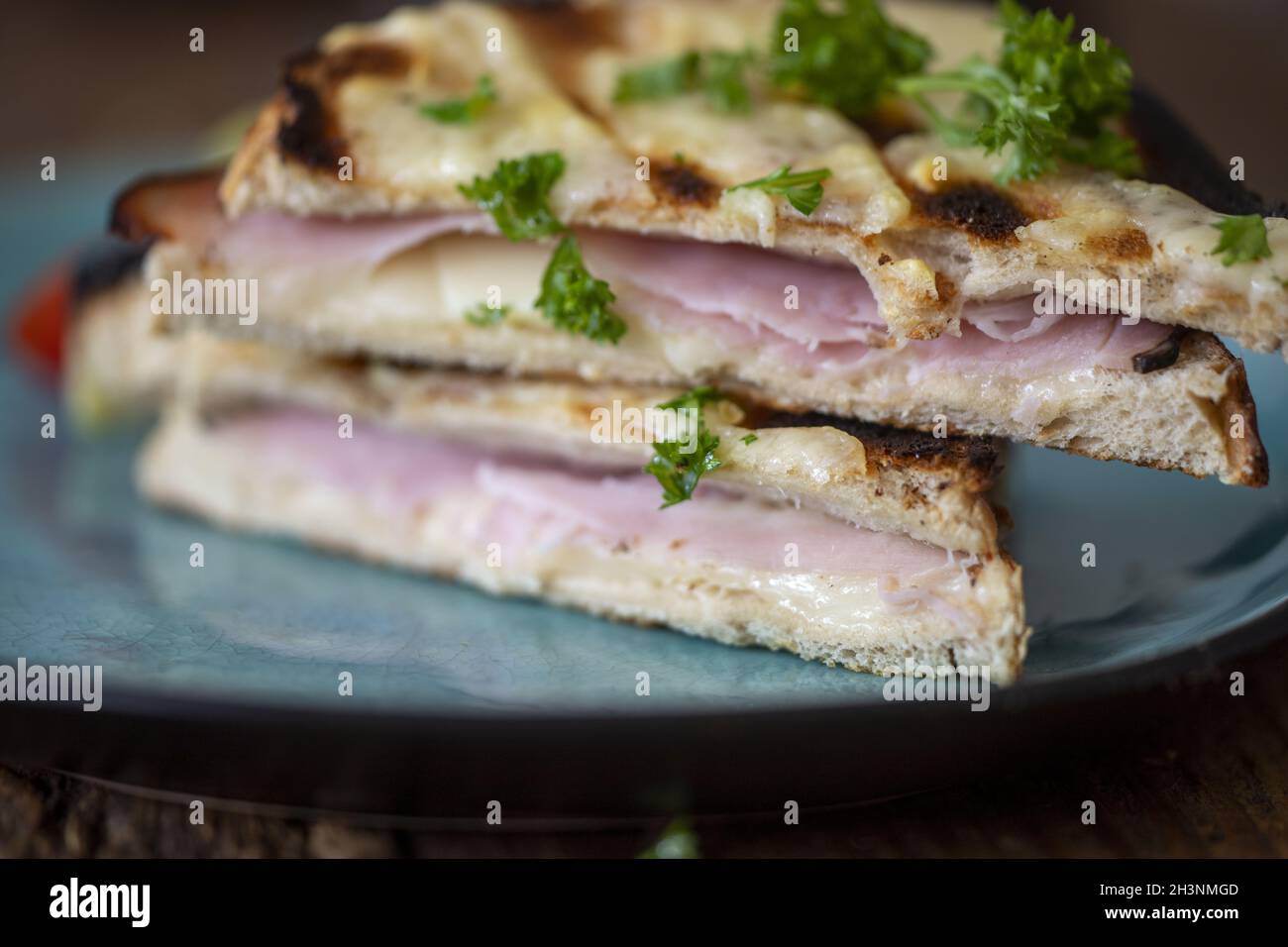 Französisch Croque Monsieur auf einem blauen Teller Stockfoto