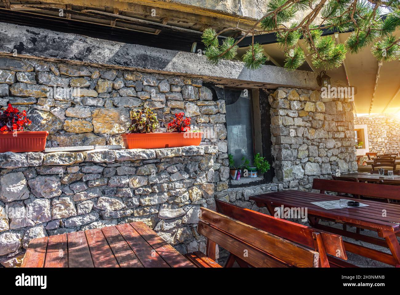 Straßencafé in Montenegro Stockfoto