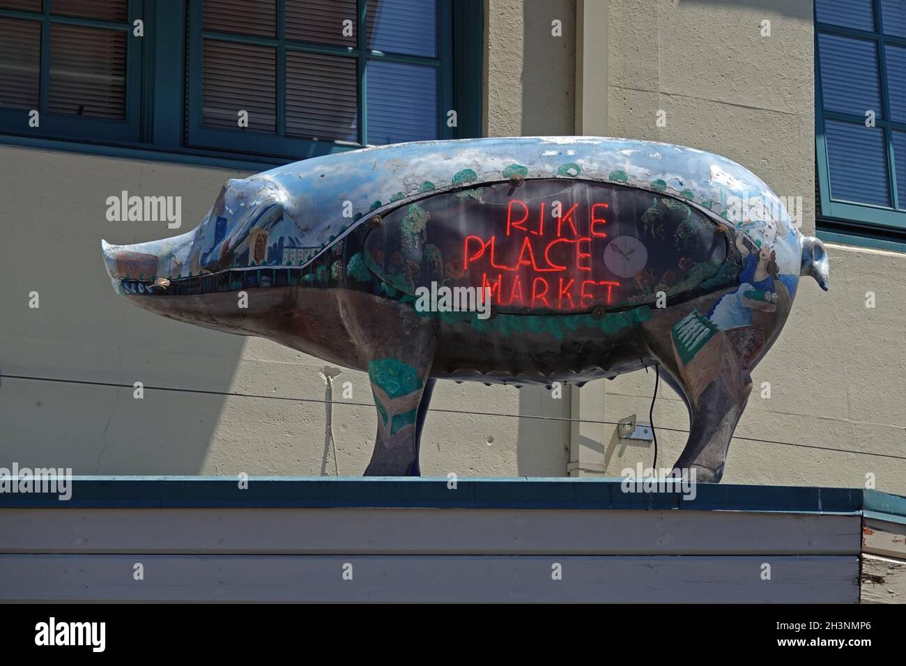 Seattle, WA / USA - 25. Juni 2021: An einem Sommertag wird auf dem berühmten Pike Place Farmers Market eine Schweinestatue mit eingebautem Neonschild gezeigt. Stockfoto