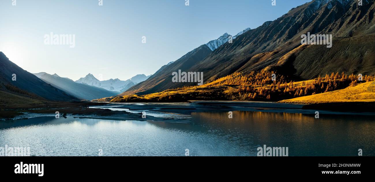 See im Altai-Gebirge. Panorama der Altailandschaft in den Bergen. Die Jahreszeit ist der Herbst. Stockfoto