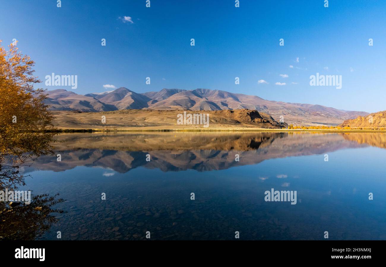 See im Altai-Gebirge. Panorama der Altailandschaft in den Bergen. Die Jahreszeit ist der Herbst. Stockfoto